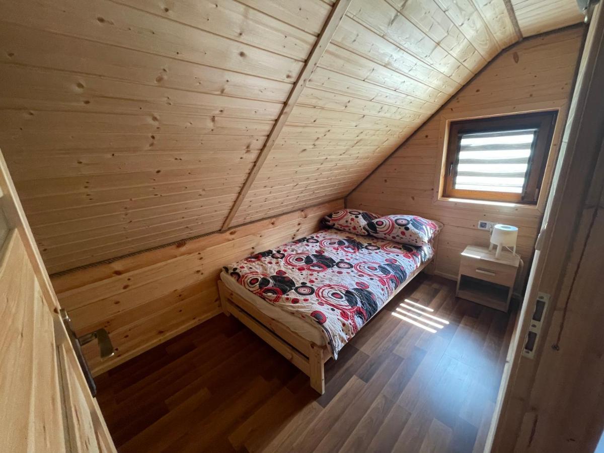 Uweronci Hotell Ustrzyki Dolne Exteriör bild